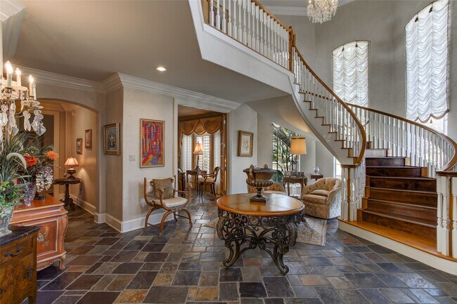 Building Photo - 13703 Lakeshore Way Cove