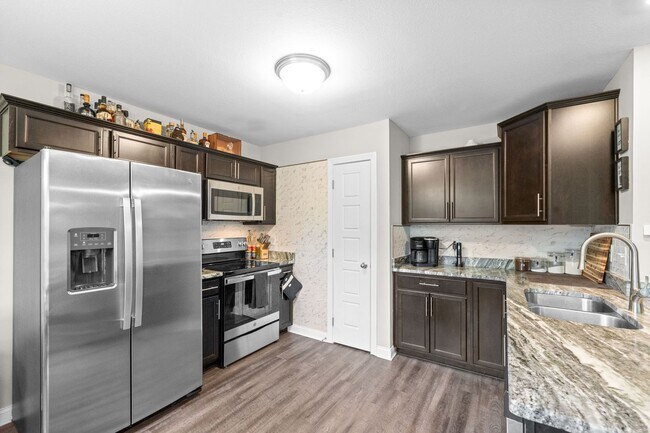 Building Photo - 3 Bed 2 Bath Home For Rent Near Downtown C...