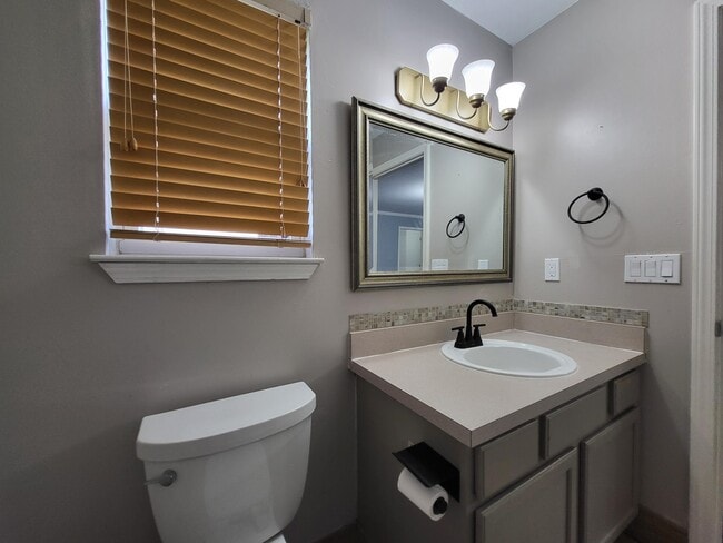 Building Photo - 7851 Thornhill Dr