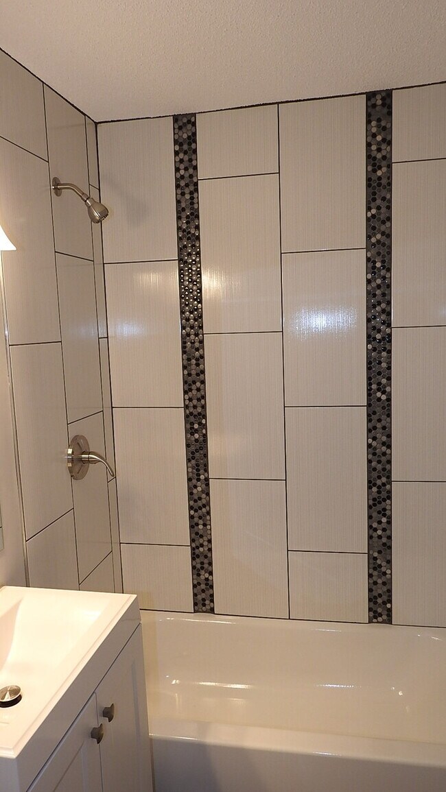 Building Photo - Cozy 3 bedrooms and 2 full baths home located on Holt Lane in Kansas City, KS