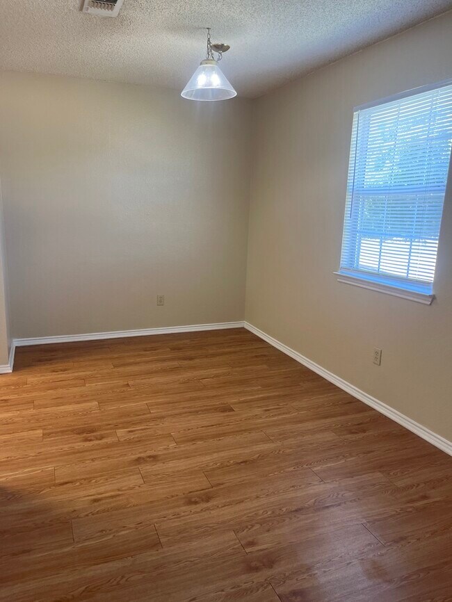 Building Photo - 2nd floor apartment water included! walkin...