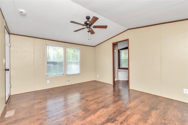 Building Photo - 101 Maple Ln