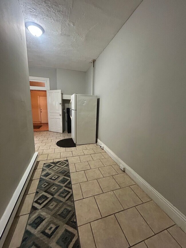 Building Photo - 654 W King St