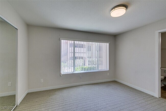 Building Photo - 350 S Durango Dr