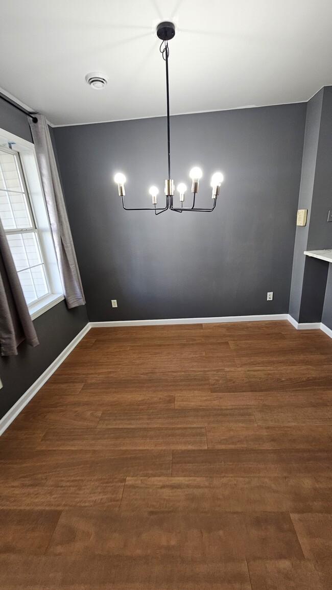 Building Photo - 10991 Oak Grv Cir