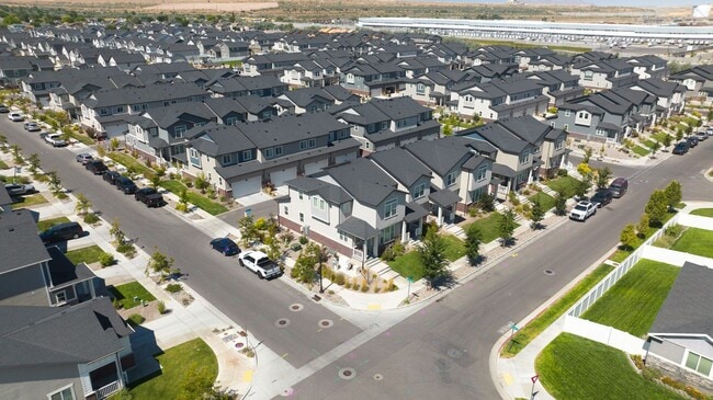 Building Photo - GET THE FIRST MONTHS RENT FOR FREE!!!