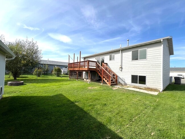 Building Photo - 803 E Groschell St