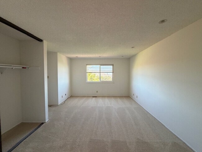 Building Photo - Gorgeous 4 Bed 3 bath