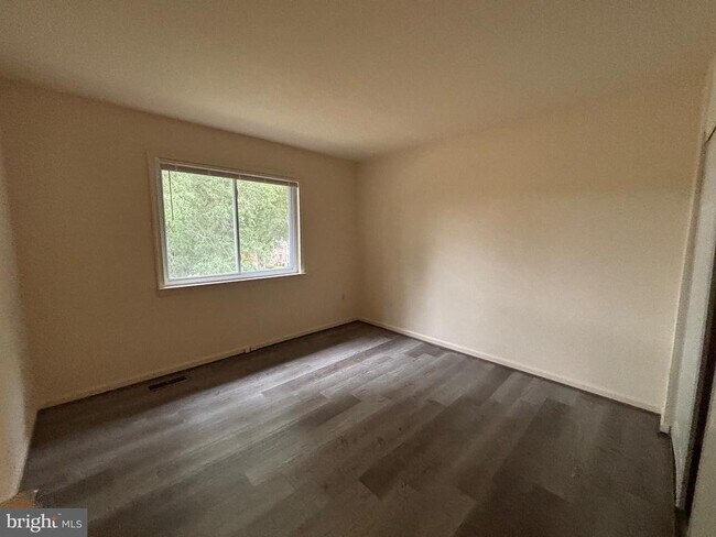 Building Photo - 4657 Logsdon Dr