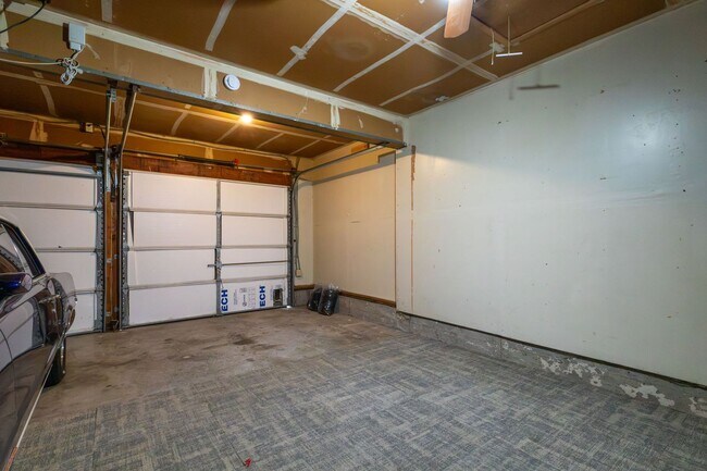 Building Photo - Must See! 3 bed/2 bath home with amazing private backyard - Double Garage/Community Pool