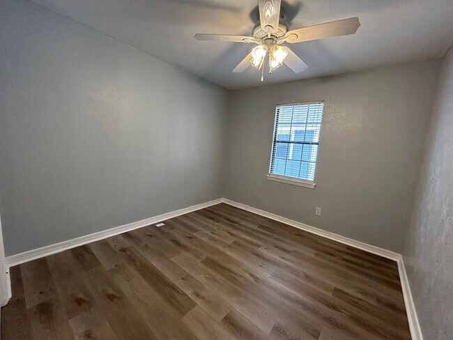 Building Photo - Gorgeous 2-Story Townhouse