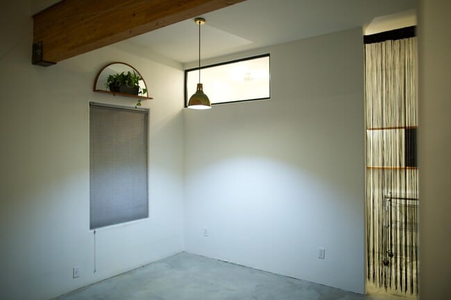 Building Photo - 421 E Lester St