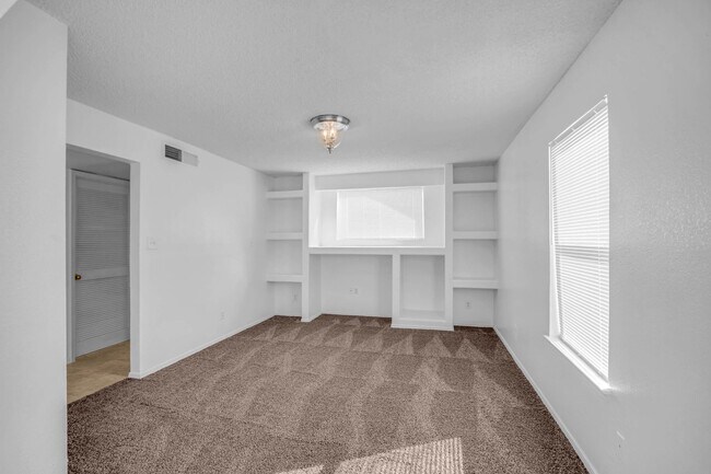 Building Photo - Cozy 3 bedroom 2 bath home in East El Paso! Special- No admin fee!