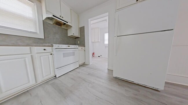 Building Photo - 927 E Dayton Ave