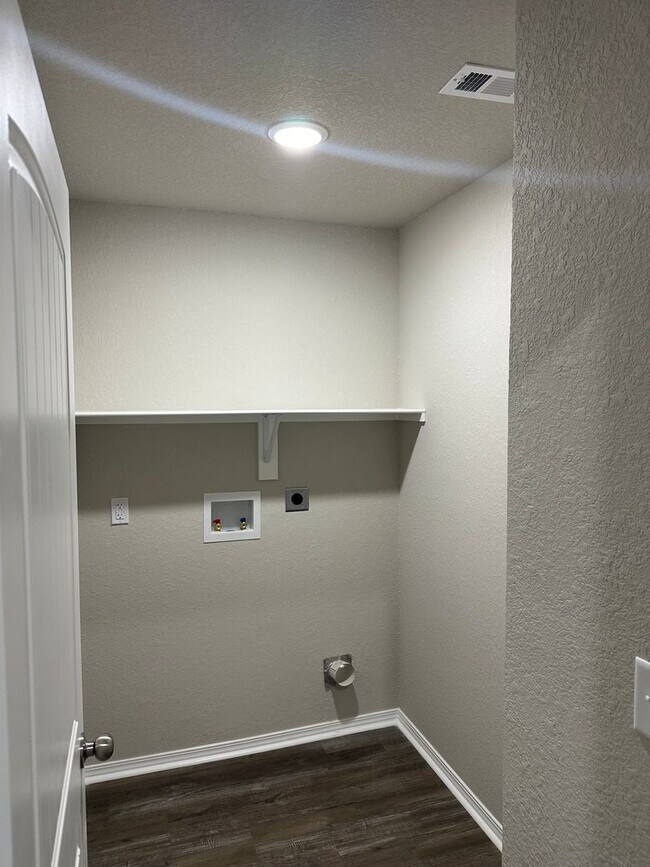 Building Photo - *Preleasing* NEW Four Bedroom | Two Bath Home in White Oak Crossing