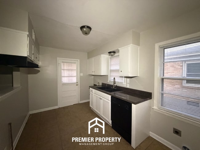 Building Photo - 3-Bedroom Memphis Home Near East Memphis with Fenced Yard