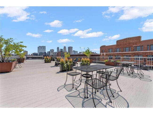 Building Photo - 700 N Washington Ave