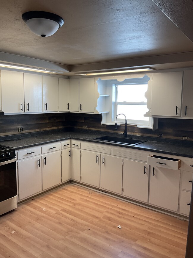 Primary Photo - 407 N Vine Ave