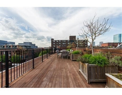 Building Photo - 1690 Washington St