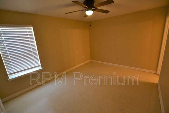 Building Photo - 2150 N Sherwood Forest Dr