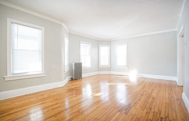 Building Photo - 824 Sumner Ave