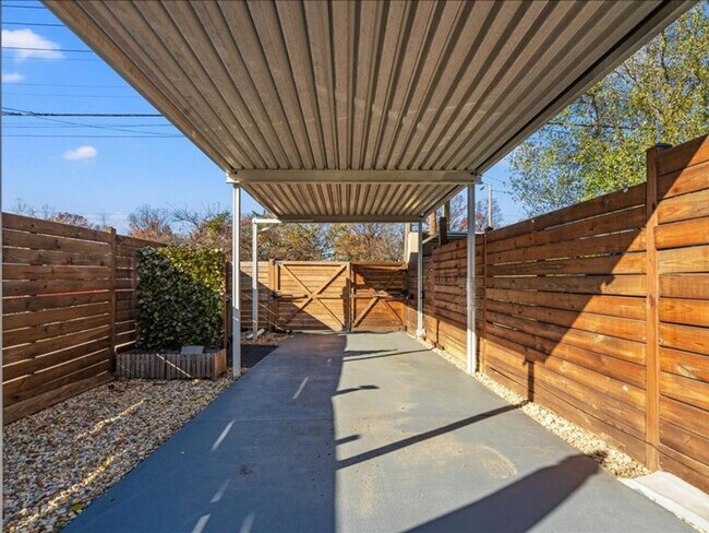 Building Photo - Distinctive Two Bedroom Beauty in Deanwood