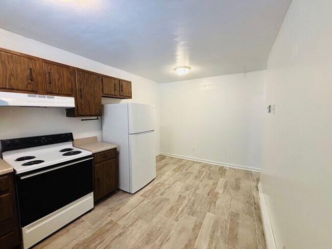 Building Photo - 1 Bedroom, 1 Bath Apartment