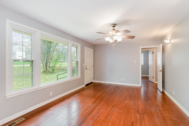 Building Photo - Classic Mid-Century Ranch Charlotte Park Available!
