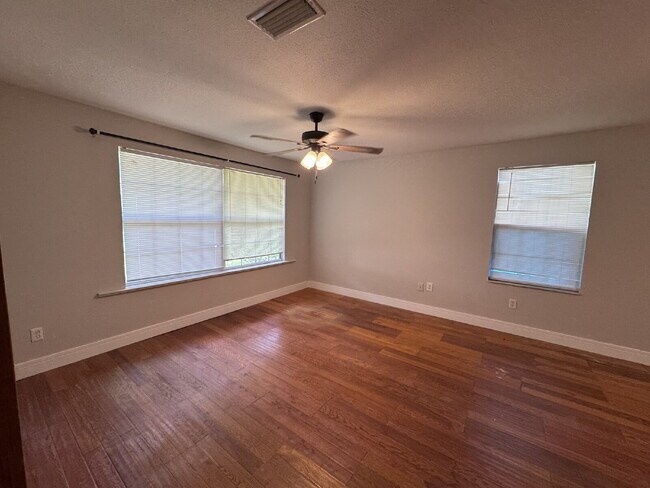 Building Photo - Charming 3-Bedroom Home with Bonus Room on Spacious Lot – Lake City