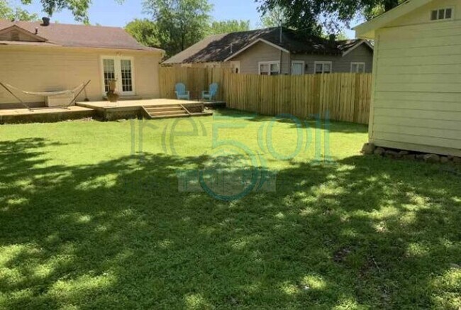 Building Photo - 2BR/1BA brick bungalow in Stiff Station, steps from UAMS!