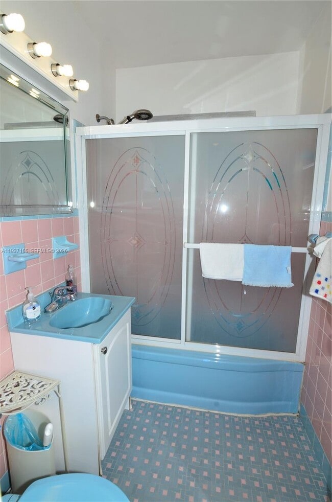 Building Photo - 7430 Byron Ave