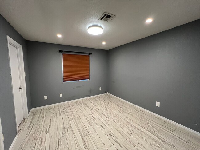 Building Photo - NICE 3 BED 2 BATH!