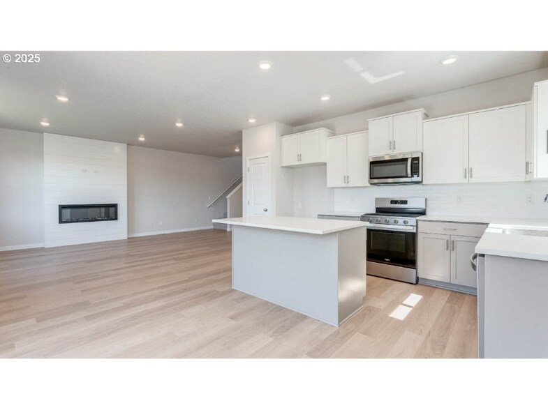 Building Photo - 9212 SE Azalea St