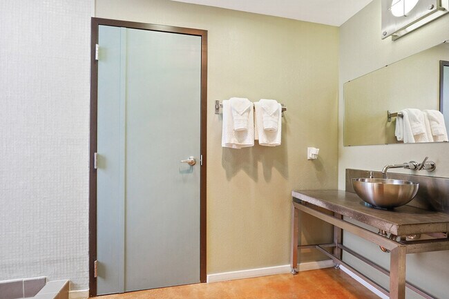 Building Photo - 1041 Constance St