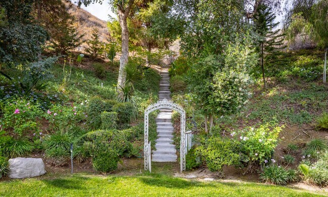 Building Photo - Beautiful Updated Home in Reche Canyon