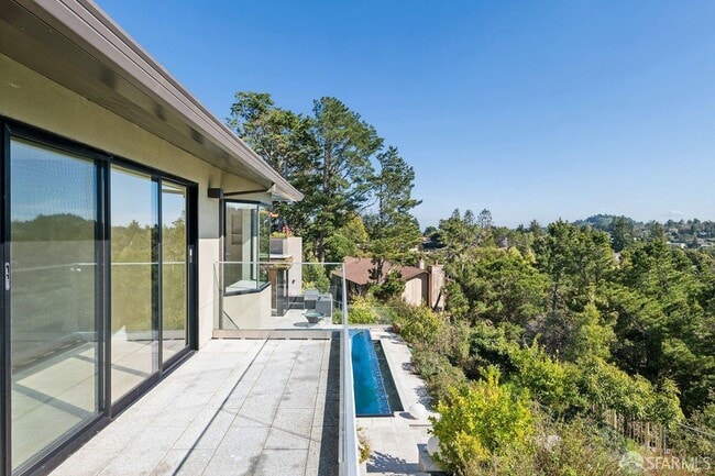 Building Photo - 1435 Lakeview Dr