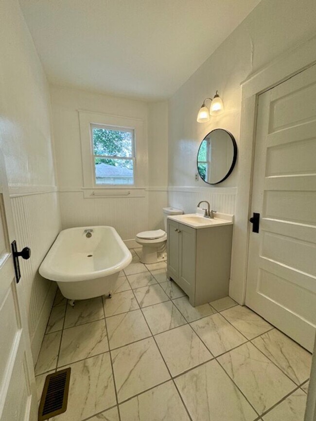 Building Photo - THREE BEDROOM, TWO BATH