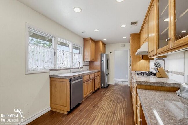 Building Photo - Beautifully Updated 4Bdm 3Ba Home with Private Pool & 2-Car Garage in Mount Helix!