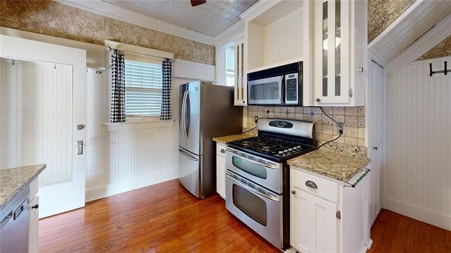 Building Photo - 609 N Ash St