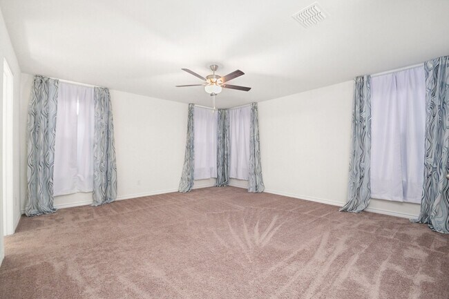 Building Photo - 4 bedroom with office and loft just South San Antonio