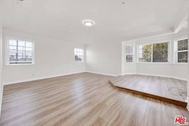 Building Photo - 5532 Angelus Ave