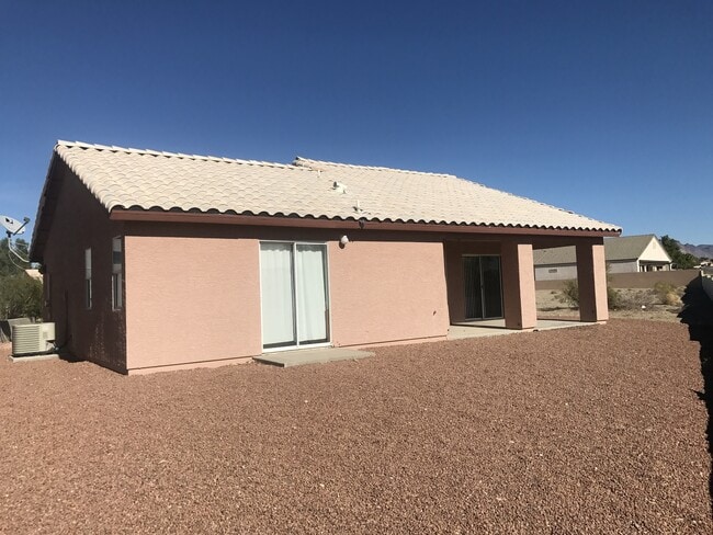 Building Photo - Cute 3 Bedroom Desert Lakes Golf Course Co...