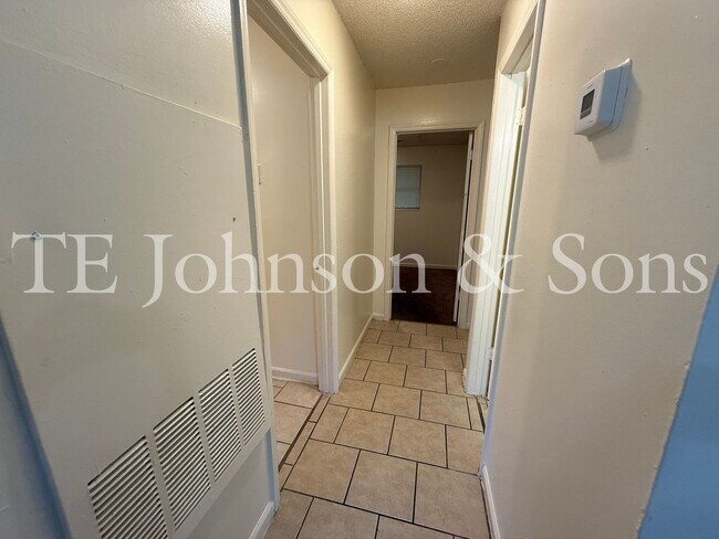 Building Photo - 2 Bedroom Utilities INCLUDED
