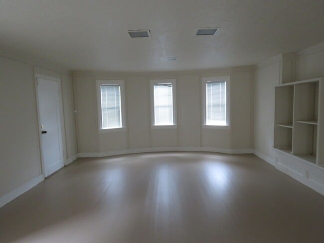 Building Photo - Elegant 4 bedroom House  with bonuses