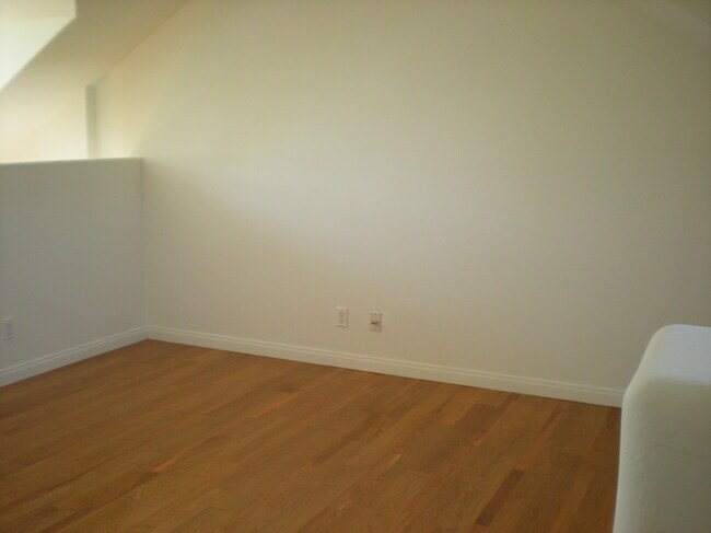 Building Photo - 1302 Electric Ave