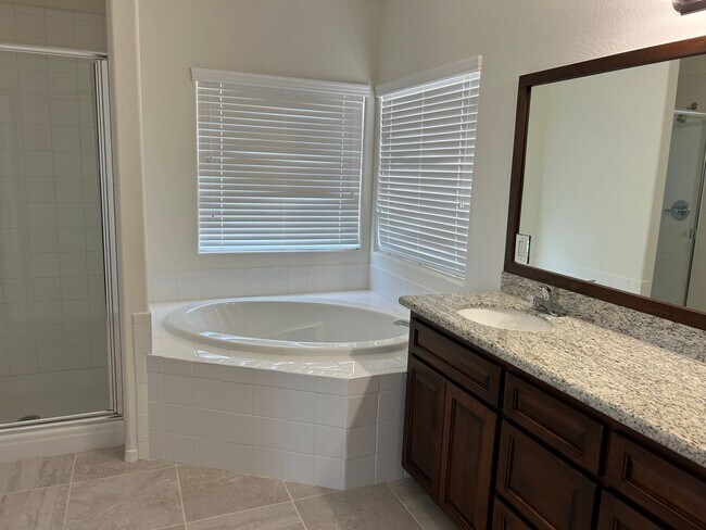 Building Photo - SAGUARO POOL HOME!