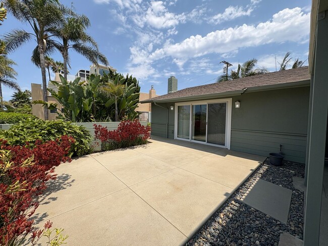 Building Photo - Welcome to this stunning 3-bedroom, 2-bath...