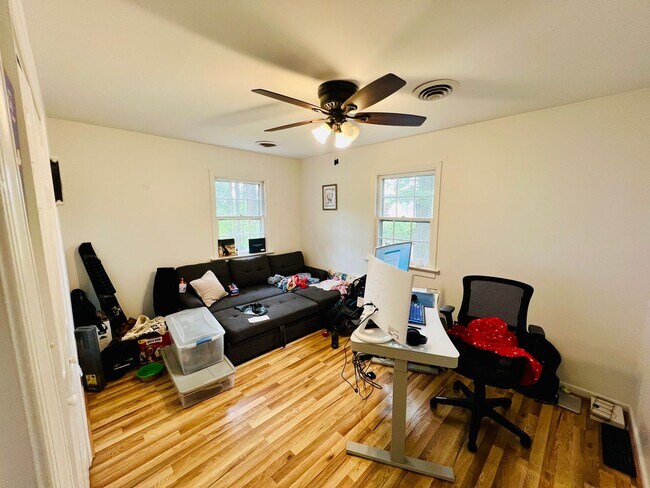 Building Photo - Charming 4bdrm/2.5bth Home with Ample Space and Modern Amenities