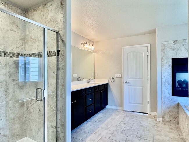 Building Photo - Beautifully Maintained Woodmoor Home Featu...
