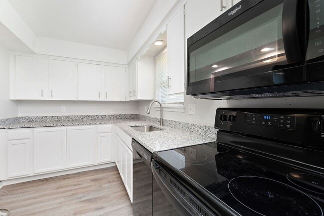 Building Photo - Remodeled & Updated 2 Bedroom Duplex Unit!